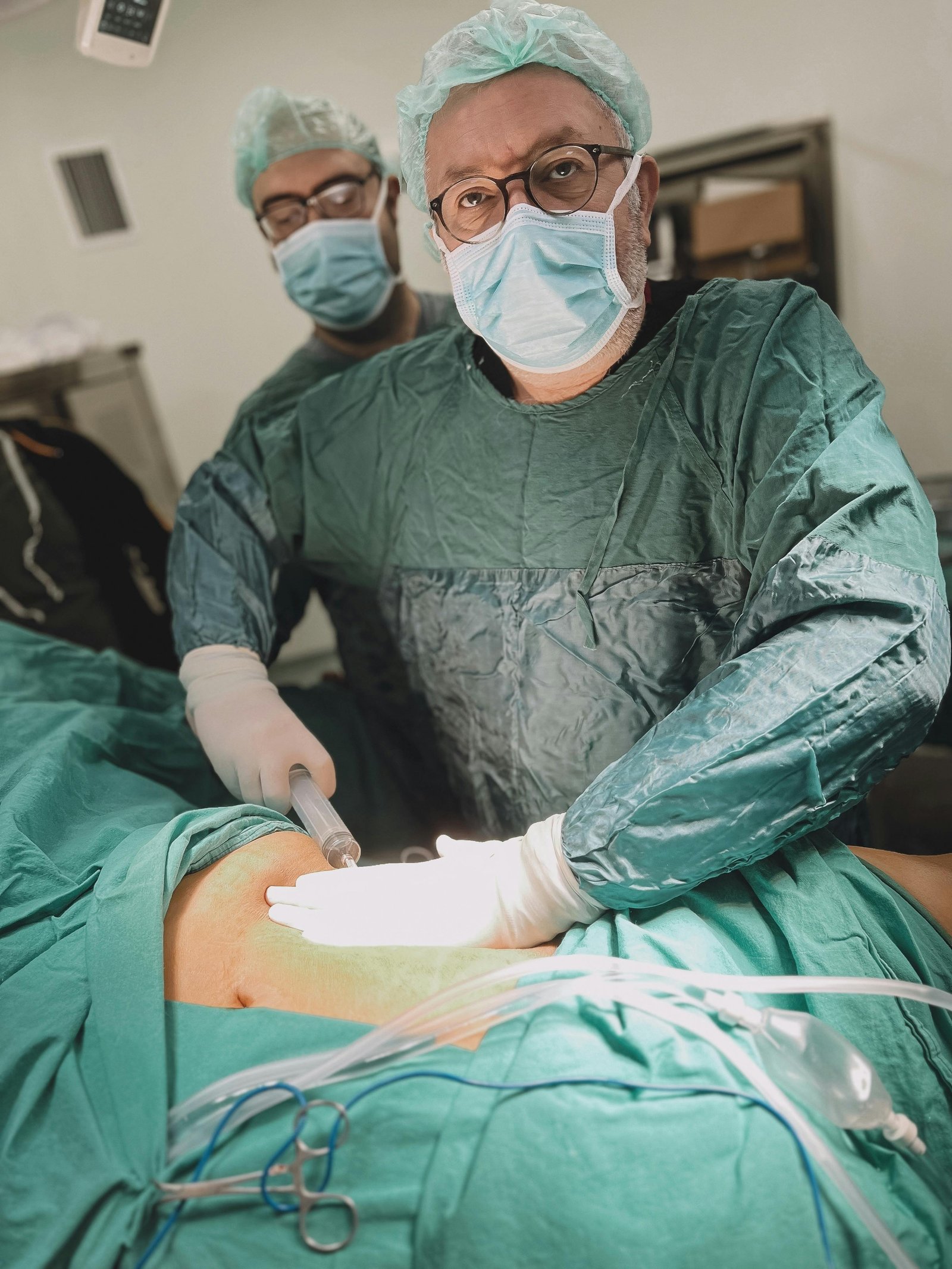¿Cómo saber si tienes una hernia y cuándo necesita cirugía? 2 Cirujanos especializados en hernia inguinal y hernia abdominal durante procedimiento laparoscópico en CDMX