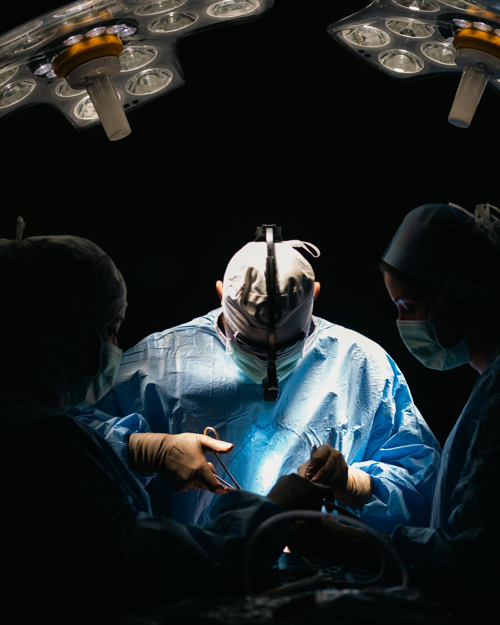 ¿Cómo saber si tienes una hernia y cuándo necesita cirugía? 1 Equipo de cirujanos realizando operación laparoscópica de hernia abdominal en CDMX