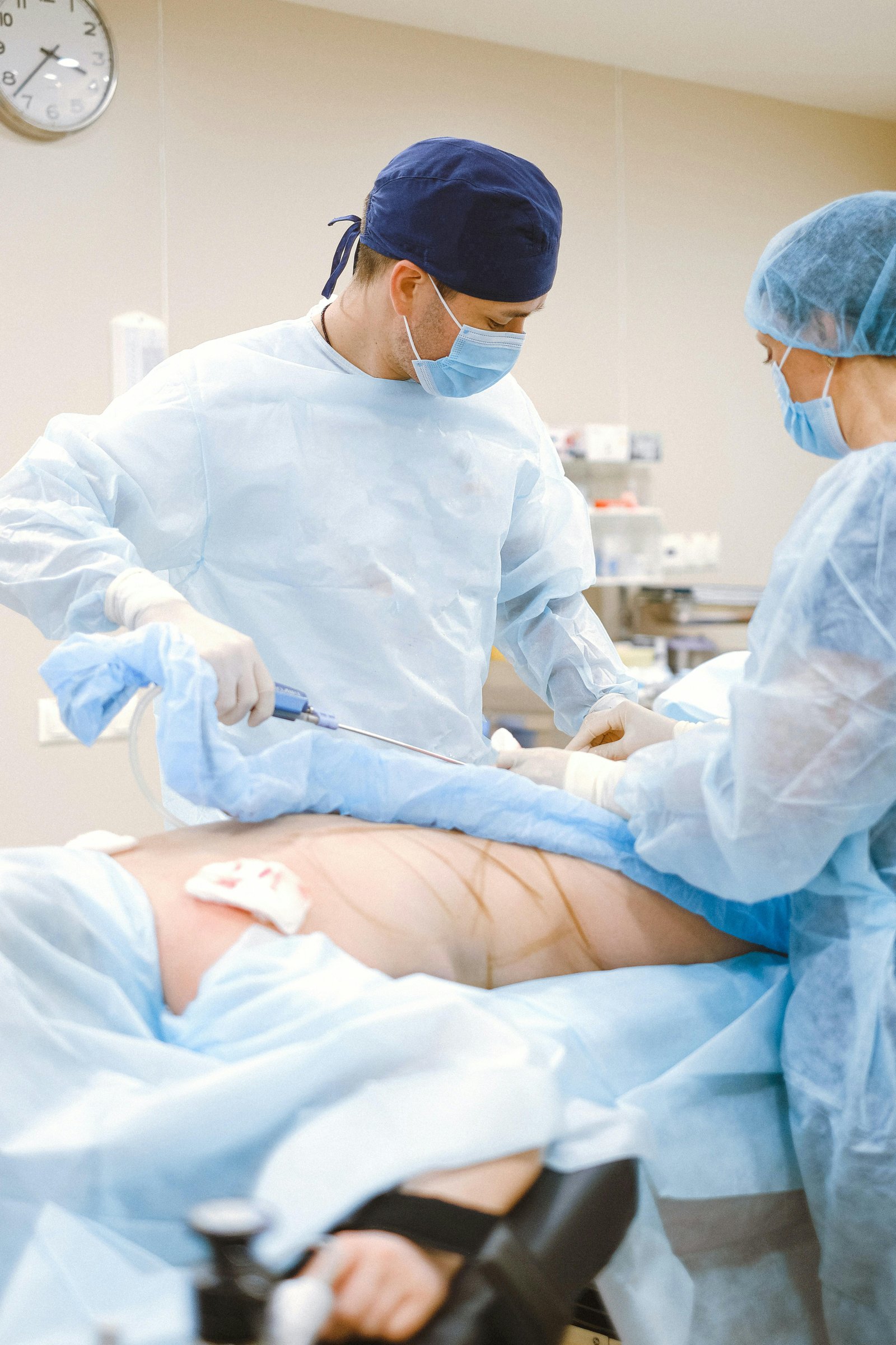 ¿Cómo saber si tienes una hernia y cuándo necesita cirugía? 3 Cirujano general en CDMX realizando cirugía laparoscópica de hernia en Hospital Ángeles Lindavista