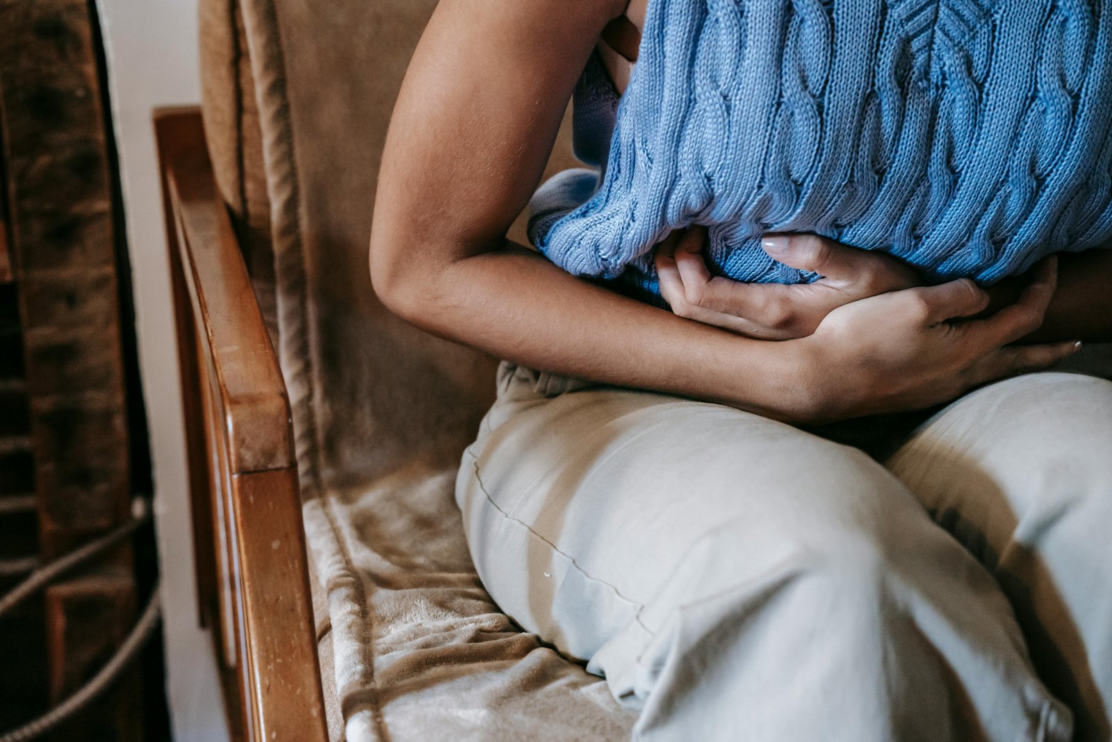 Persona con dolor en el abdomen, síntoma de cálculos biliares